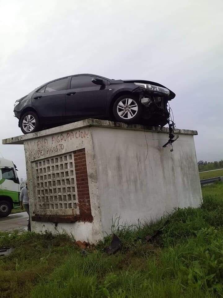 Insólito accidente en #ColoniaHugues  #EntreRios. Foto: Twitter - Gustavo M. Alfaro