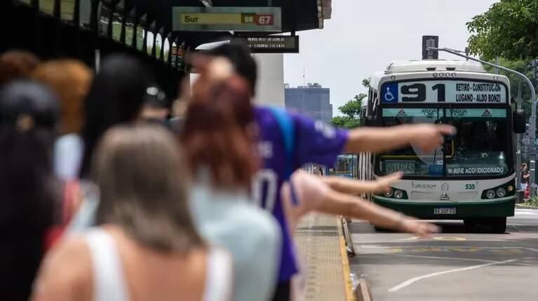 A partir de este martes se registran aumentos en las tarifas de colectivos y trenes.