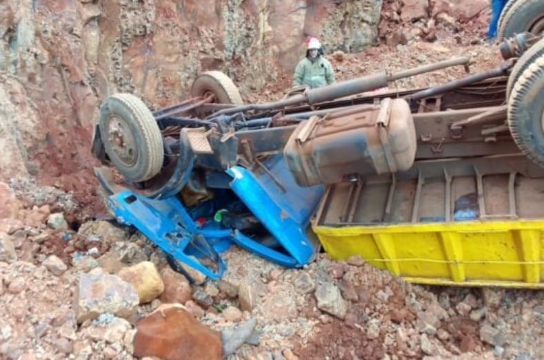 Dos individuos resultaron heridos tras volcar el camión que conducían en Puerto Iguazú.