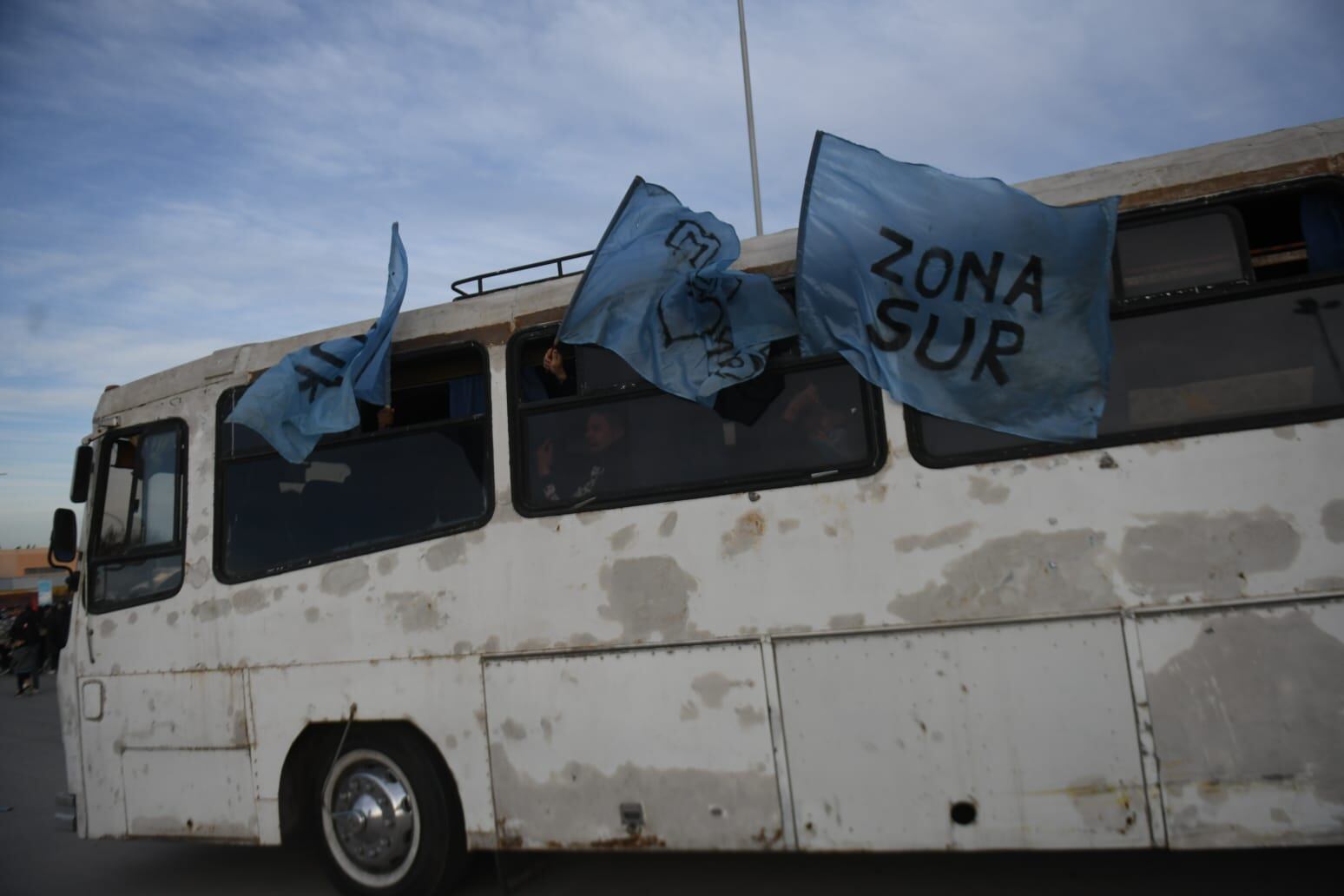 La gente de Belgrano llegando al Kempes en colectivos particulares. La hinchada que tenía transporte llevaba a otros hinchas. (Javier Ferreyra / La Voz)