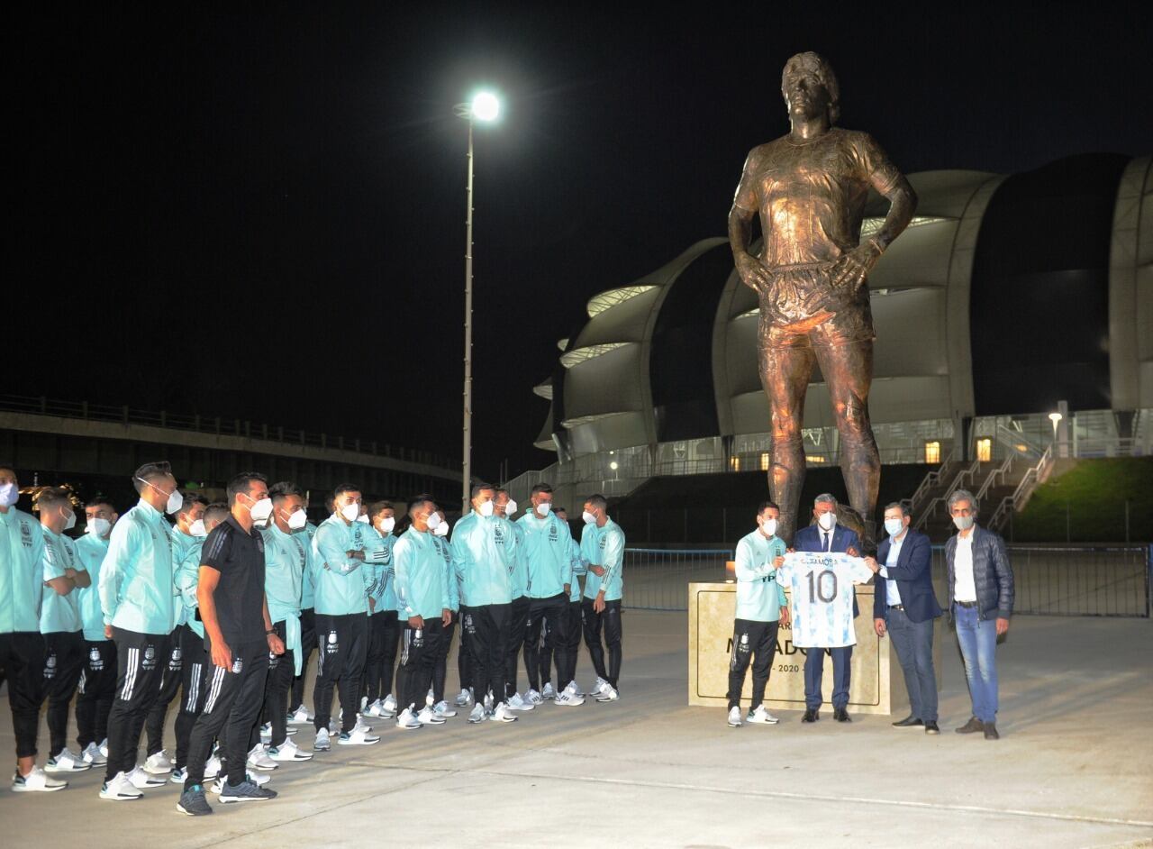 Inauguraron la estatua de Diego Maradona en el Estadio Madre de Ciudades.