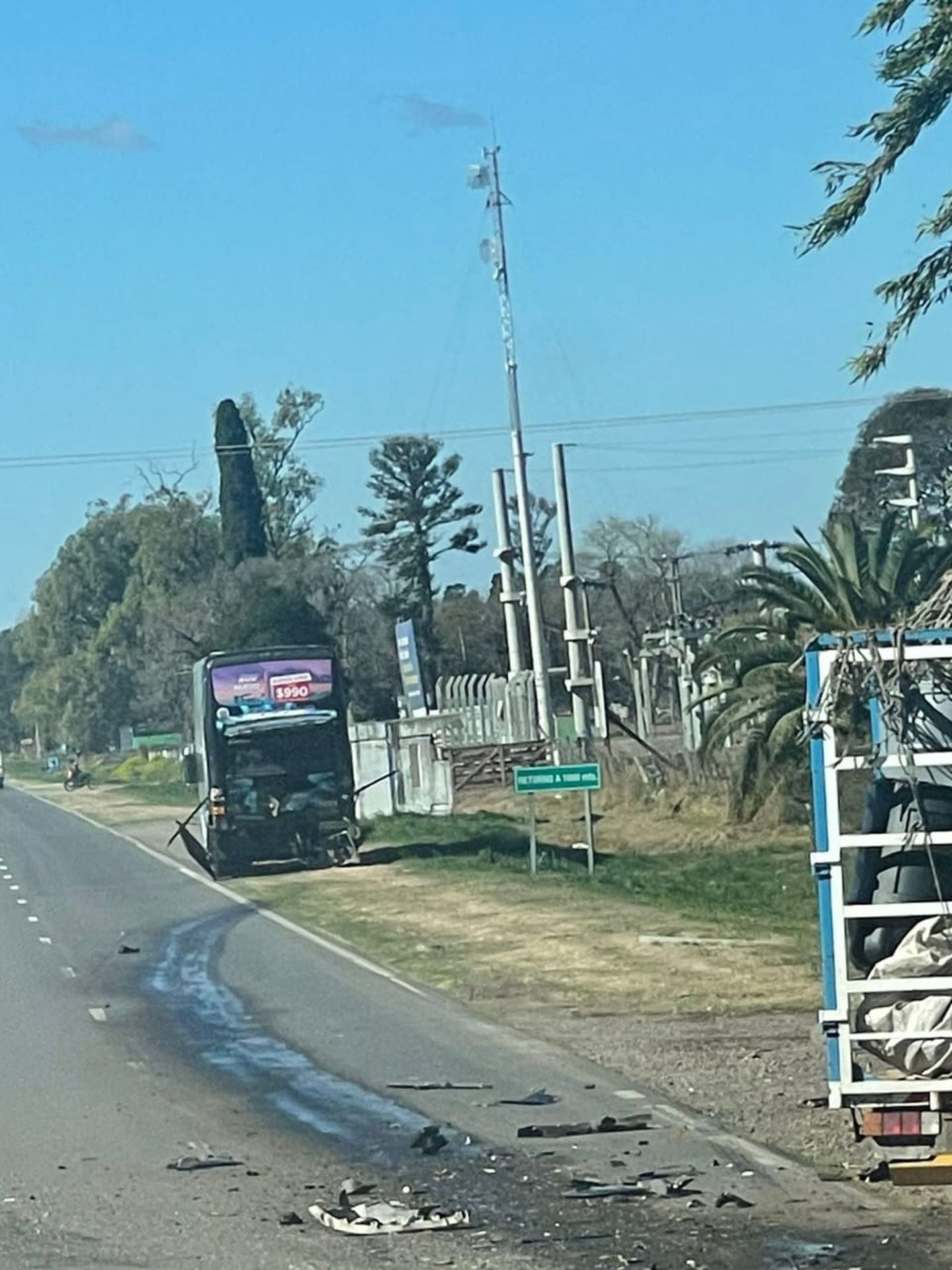 El camión chocó al colectivo en la parte trasera.