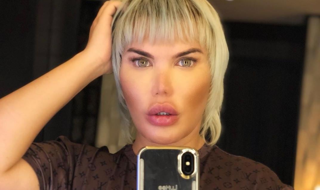 Ken humano. Rodrigo Alves en una foto mirándose al espejo.Foto: Instagram