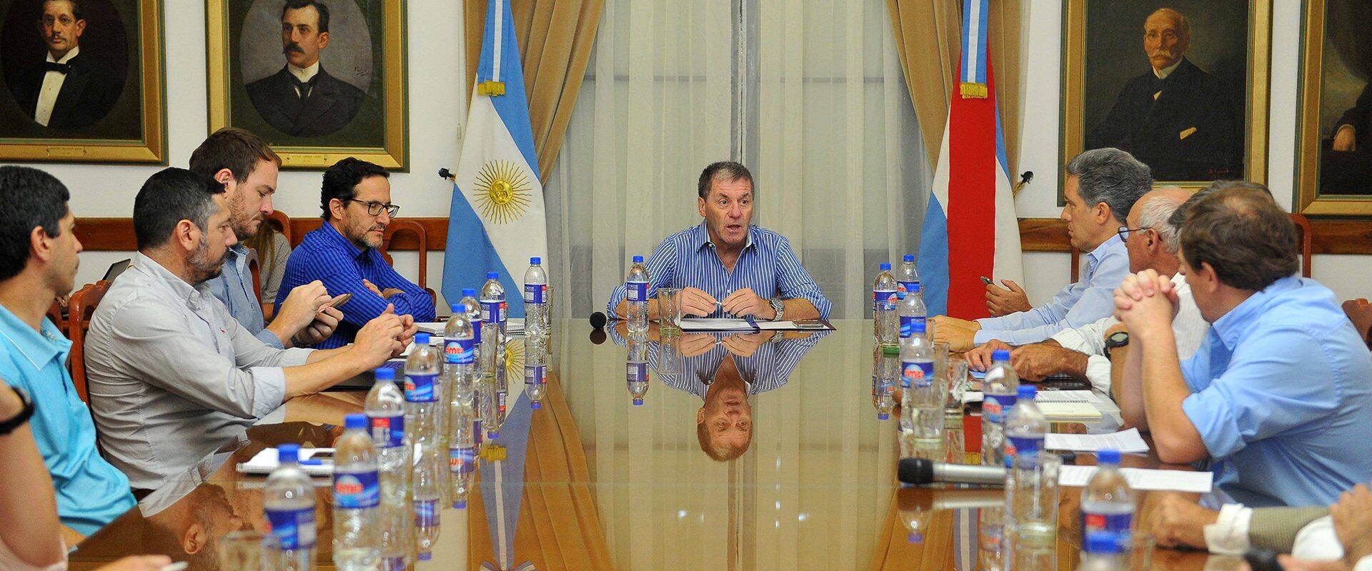 ministro de Economía y Producción, Hugo Ballay, encabezó la mesa para anunciar la medida.