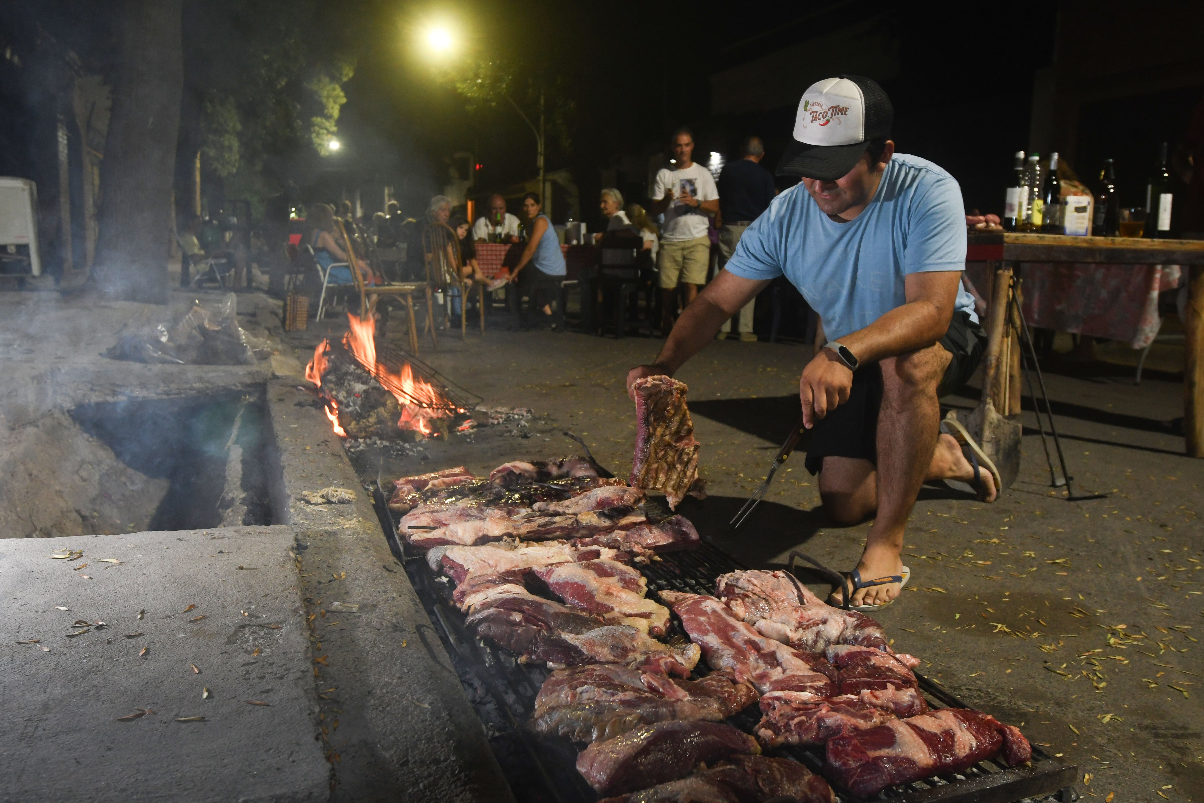 En Mendoza y la costumbre de cortar la calle para juntarse y comer un asado.