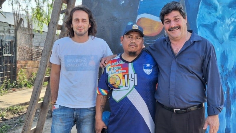 El creador del mural, junto a Julio Jerez y Edgardo Orellano.