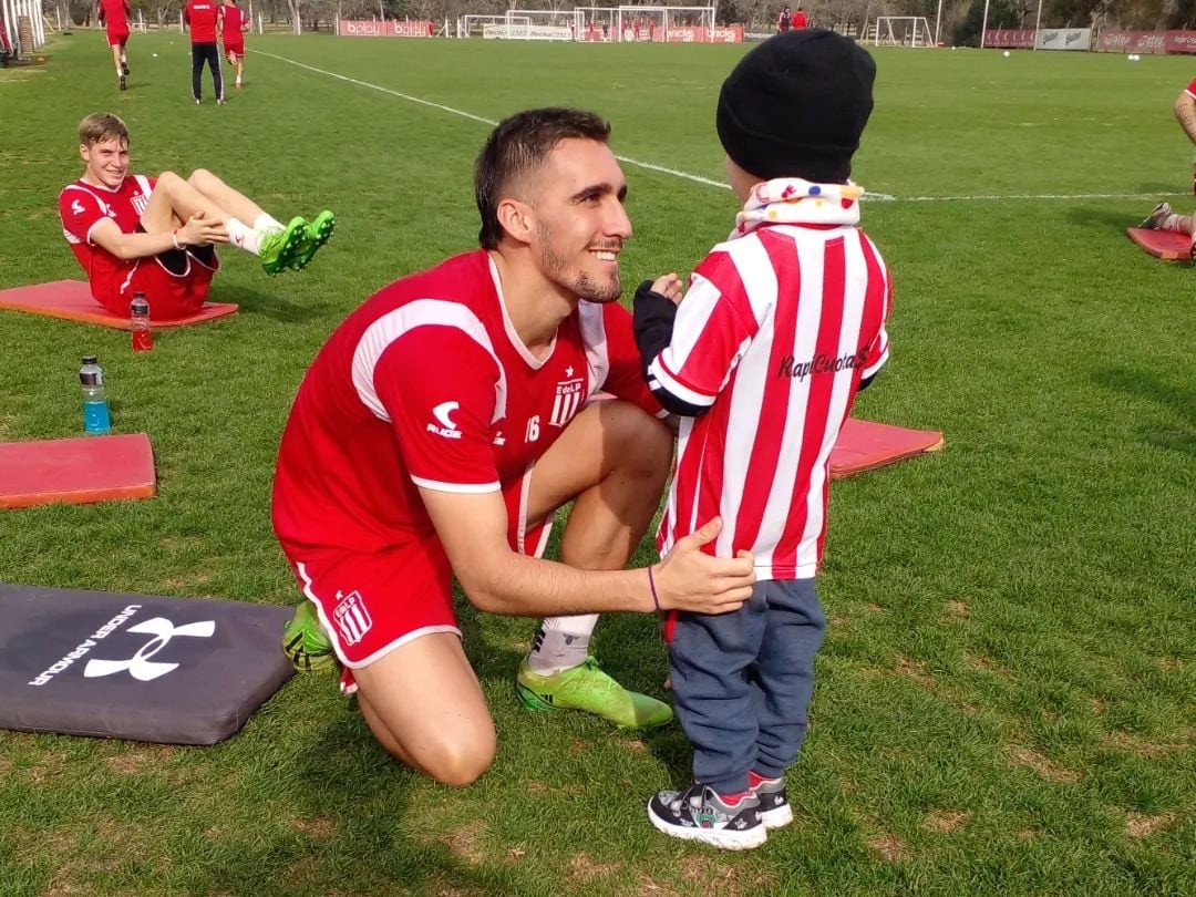 Los jugadores de Estudiantes recibieron a Ciro y se sumaron a la campaña por un corazón