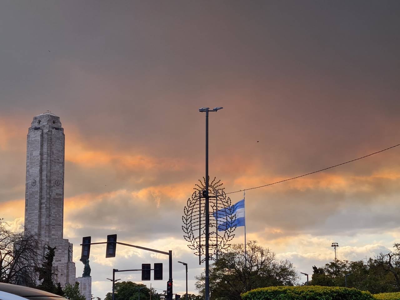 El cielo quedó cubierto por la mezcla entre las nubes y el humo de las islas.