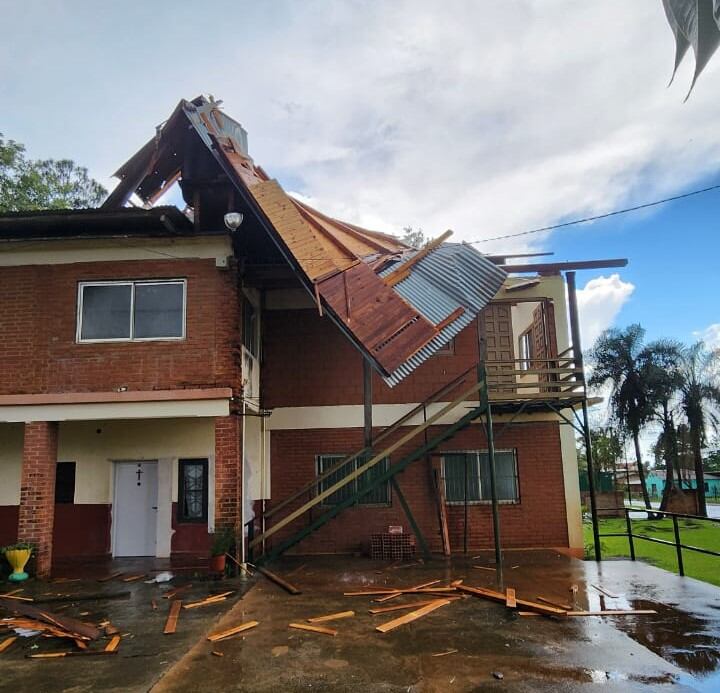 Fuerte temporal causó corte de luz, caída de arboles y voladuras de techos en Montecarlo.