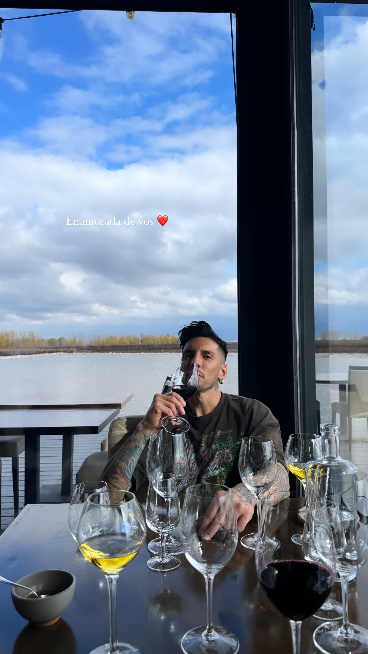 José Sosa disfrutando del vino de Mendoza