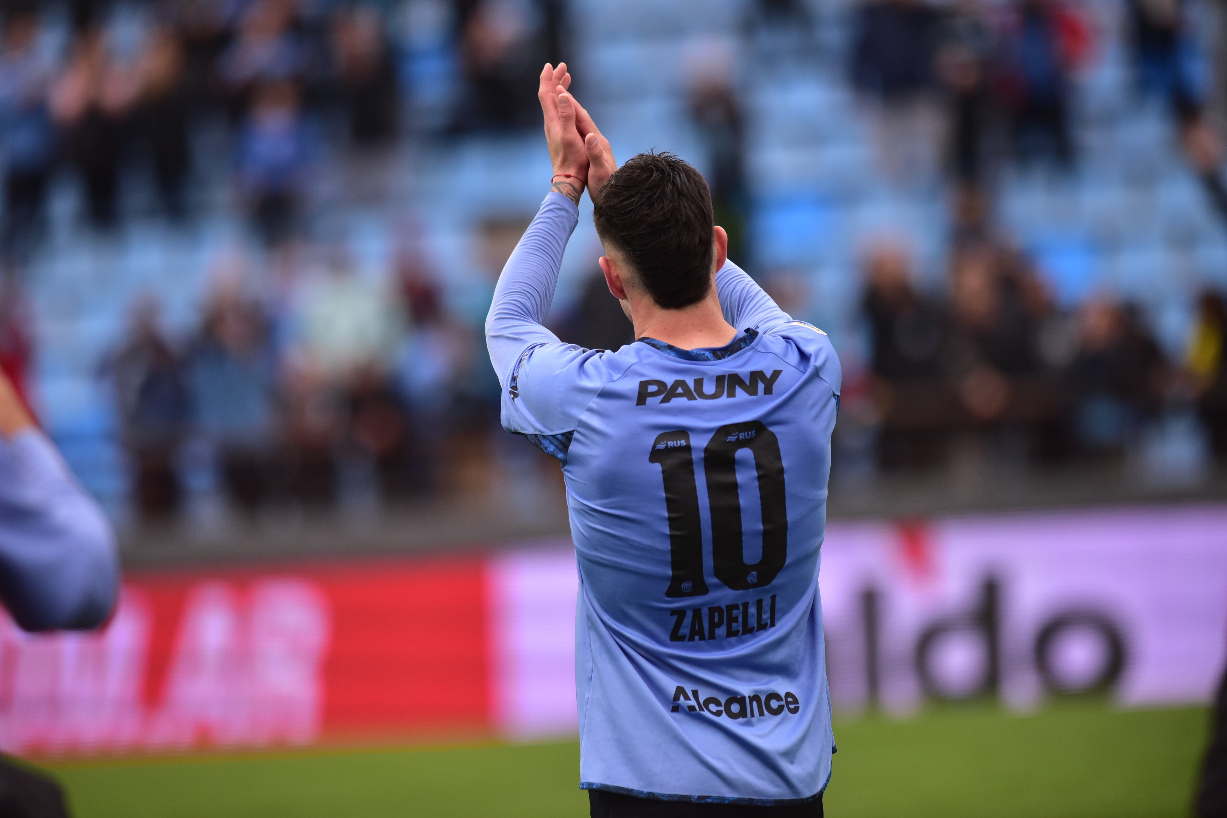 Bruno Zapelli se despidió de Belgrano en Alberdi en el partido ante San Lorenzo. Los hinchas le agradecieron su aporte. Foto Javier Ferreyra