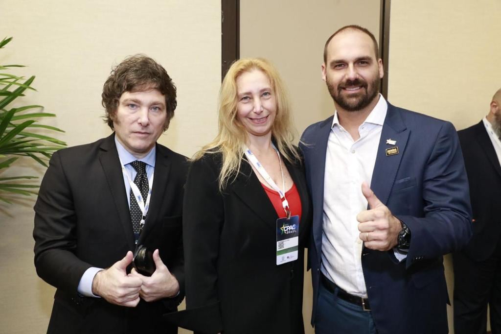 Javier Milei con su hermana Karina y Eduardo Bolsonaro