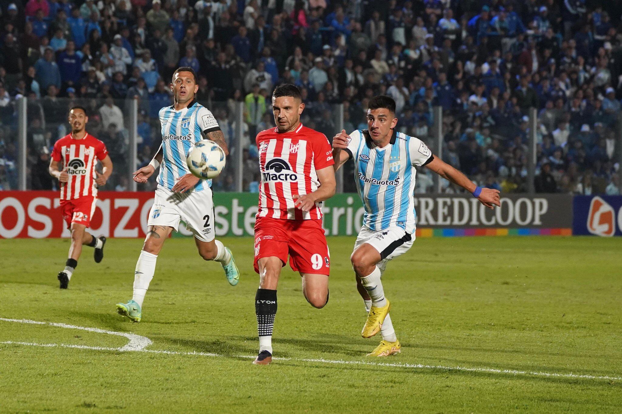 Martínez en un intento durante la visita de Instituto a Atlético Tucumán, por la Copa de la Liga Profesional. (Prensa Instituto)