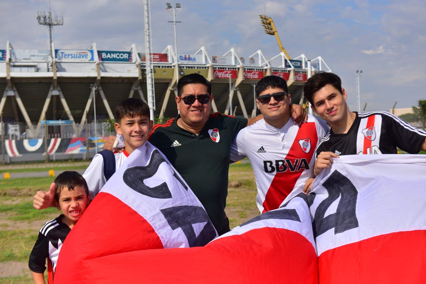 Los hinchas de River van a la popular Artime (Javier Ferreyra / La Voz)