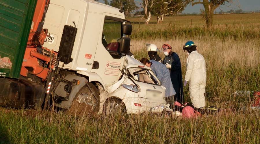 La cabina del camión terminó incrustada en el auto 