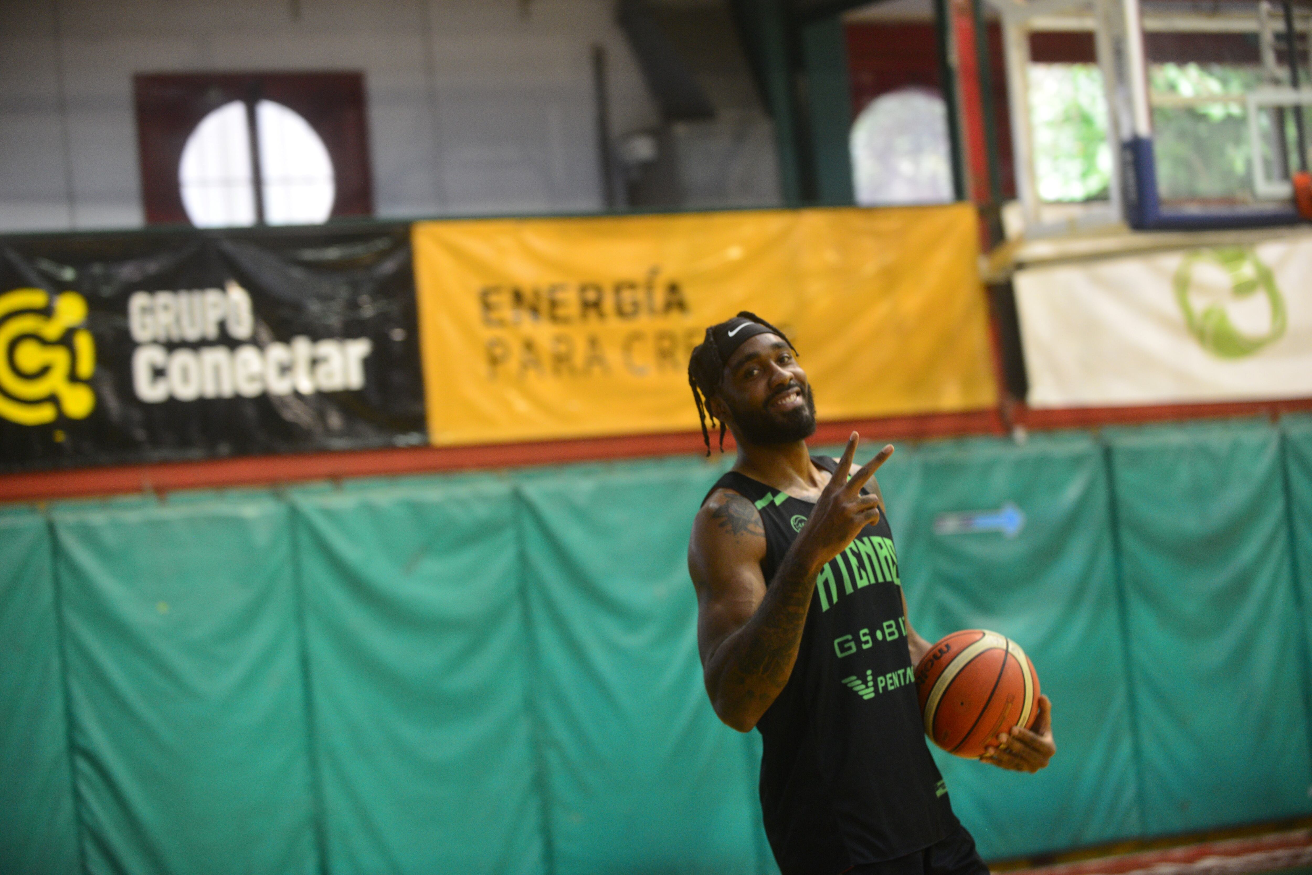 El pivote Deion McClenton, rendidor en la temporada pasada, volvió a un Atenas que necesita enderezar el rumbo en la Liga Nacional. (Javier Ferreyra / La Voz / Archivo)