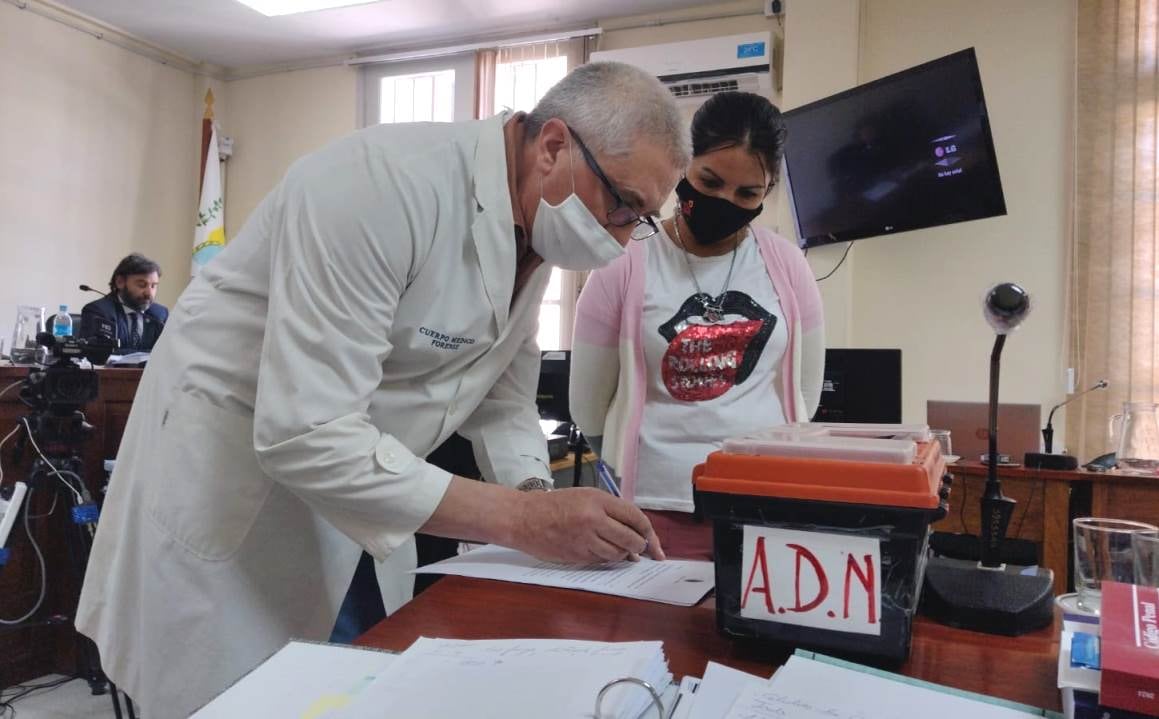 Toma de muestras de ADN a la imputada, Lucía Carrasco.