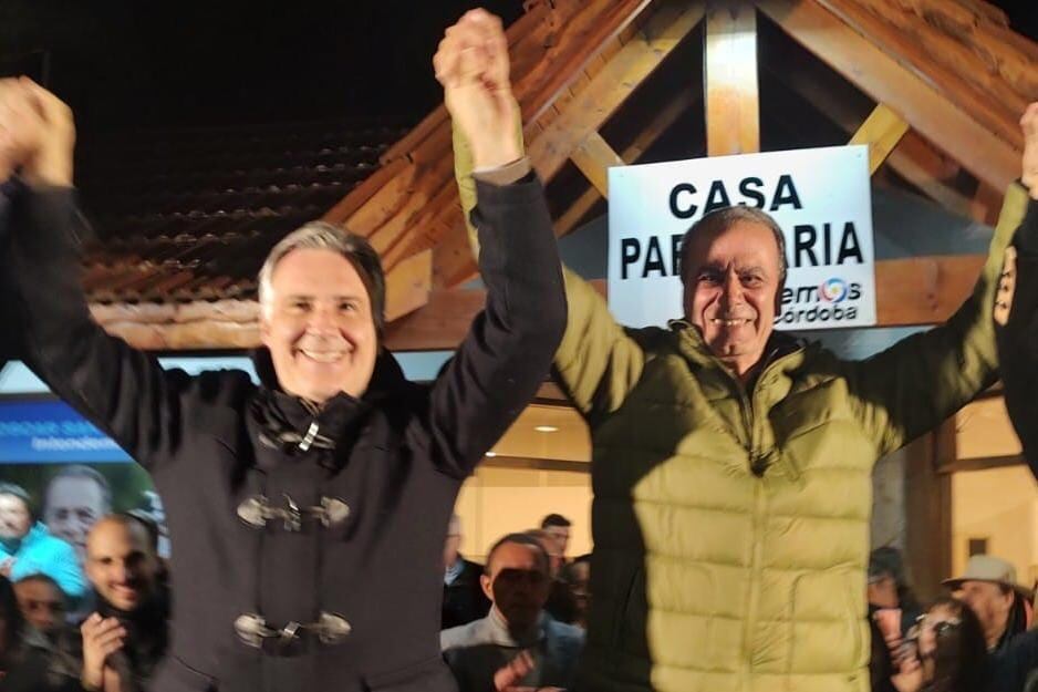 Elecciones 2023:  el peronista Oscar Santarelli celebró la victoria en Villa General Belgrano, junto a Martín Llaryora, candidato a gobernador de Córdoba. (Prensa Martín Llaryora)