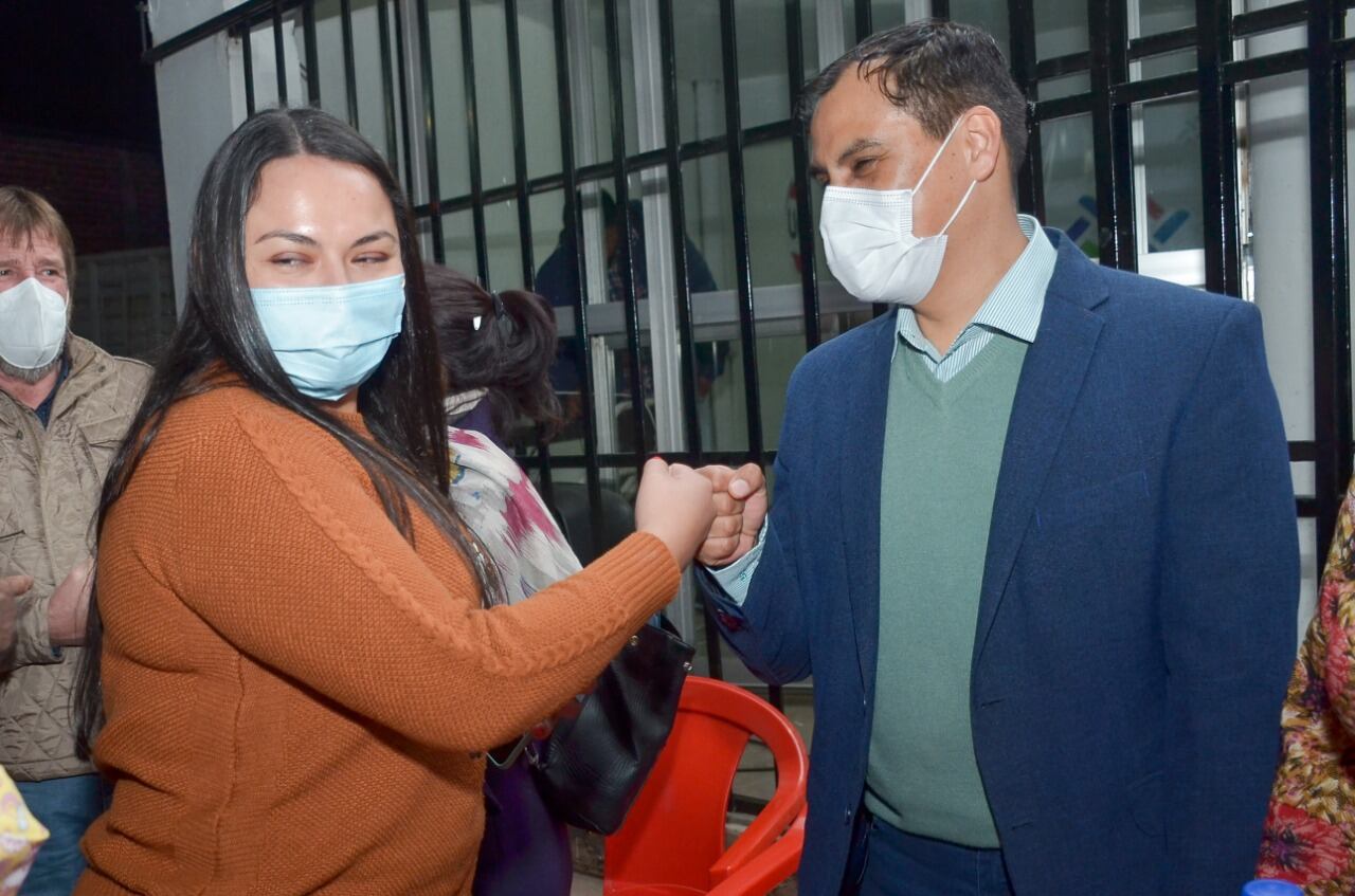 Los vecinos saludan al Dr. Omar Gutiérrez en cada parada que hace la recorrida proselitista de cambia Jujuy por la provincia.