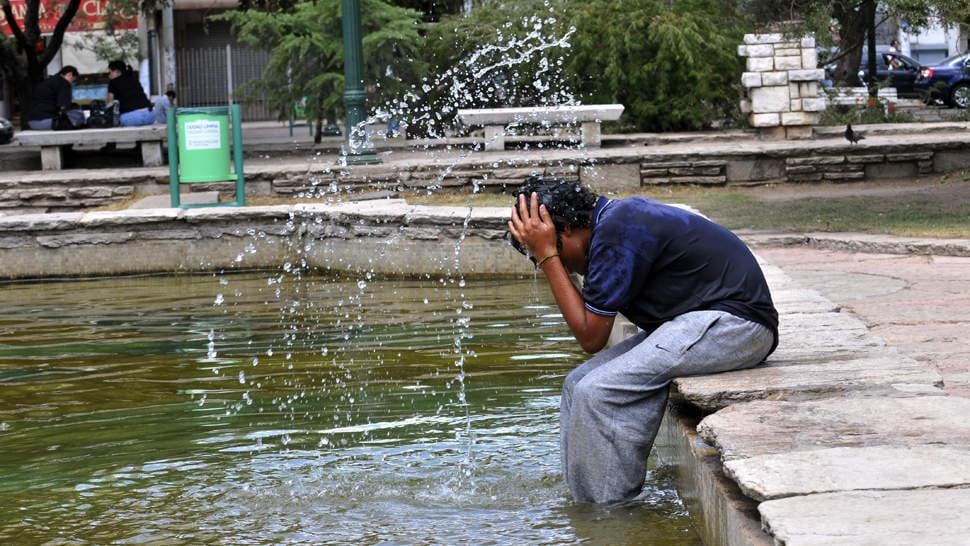 Para la ola de calor habrá que mantenerse hidratado y evitar exposiciones al sol