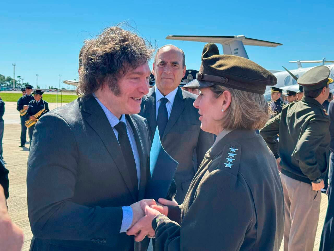 El Presidente Javier Milei al participar en la Aeroestación Militar Aeroparque, junto a la General del Ejército de los Estados Unidos, Laura Richardson, comandante del Comando Sur, de la firma del convenio por el cual se incorporó un avión Hércules C 130 a la Fuerza 
Aérea Argentina. Foto: NA