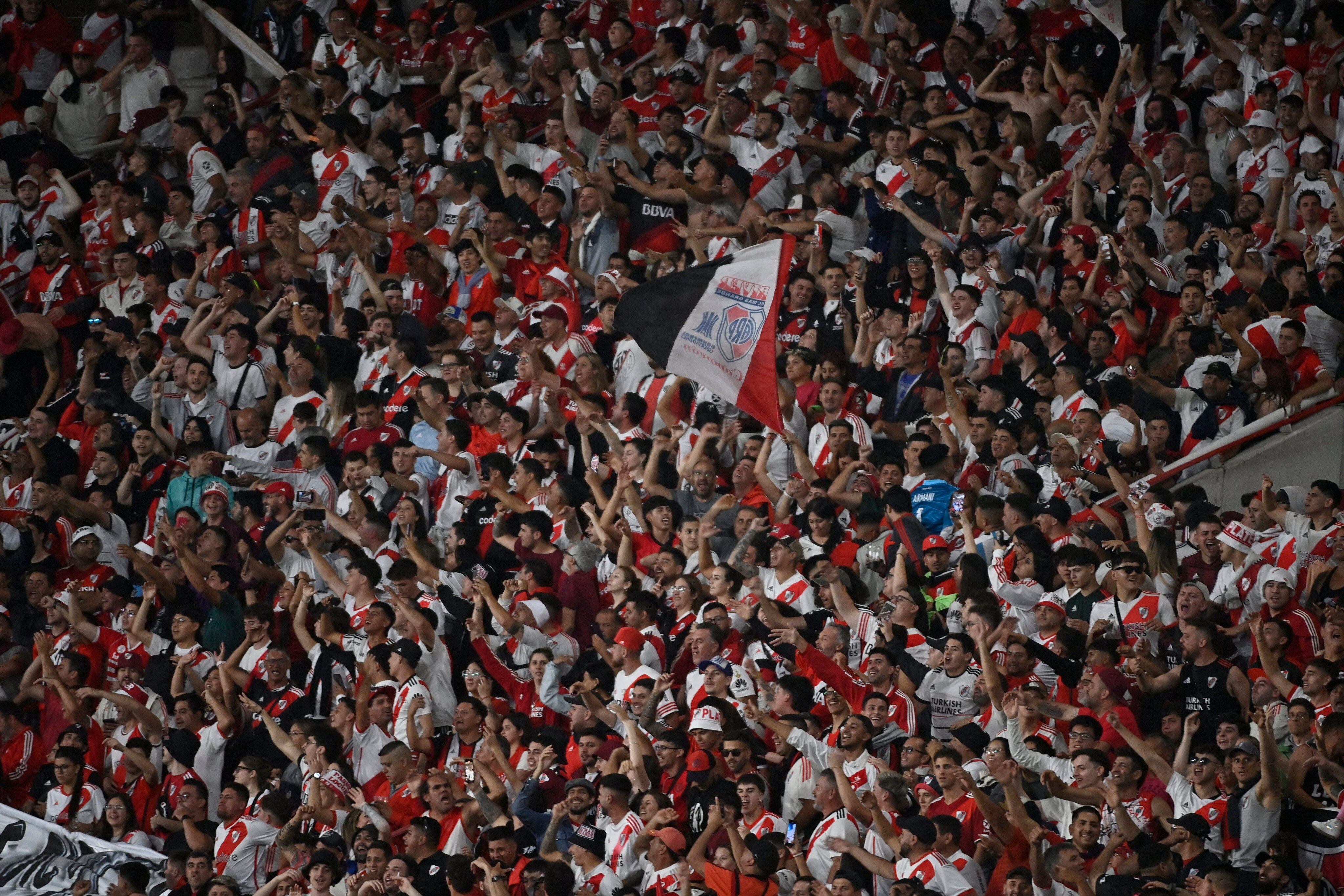 Los hinchas de River en el estadio Mario Kempes. (Prensa River).