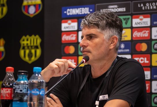 Diego López, entrenador del Barcelona de Ecuador, en la conferencia tras el empate con Talleres. (@BarcelonaSC).