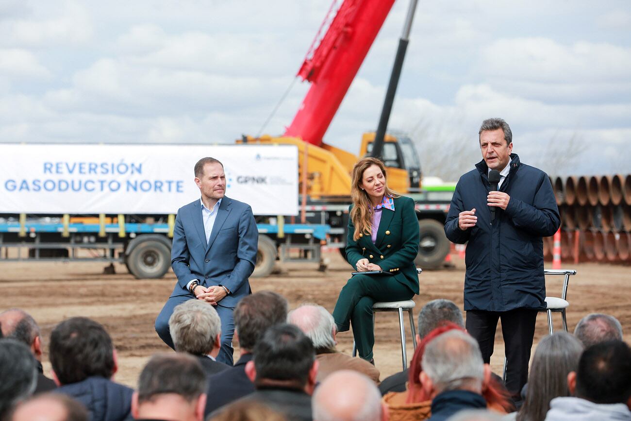 El ministro Sergio Massa, la secretaria Flavia Royon, y el presidente de Energía Argentina, Agustín Gerez anunciaron la licitación de una obra fundamental para que las provincias del Noroeste reciban el gas de Vaca Muerta.  (Prensa Ministerio de Economía)