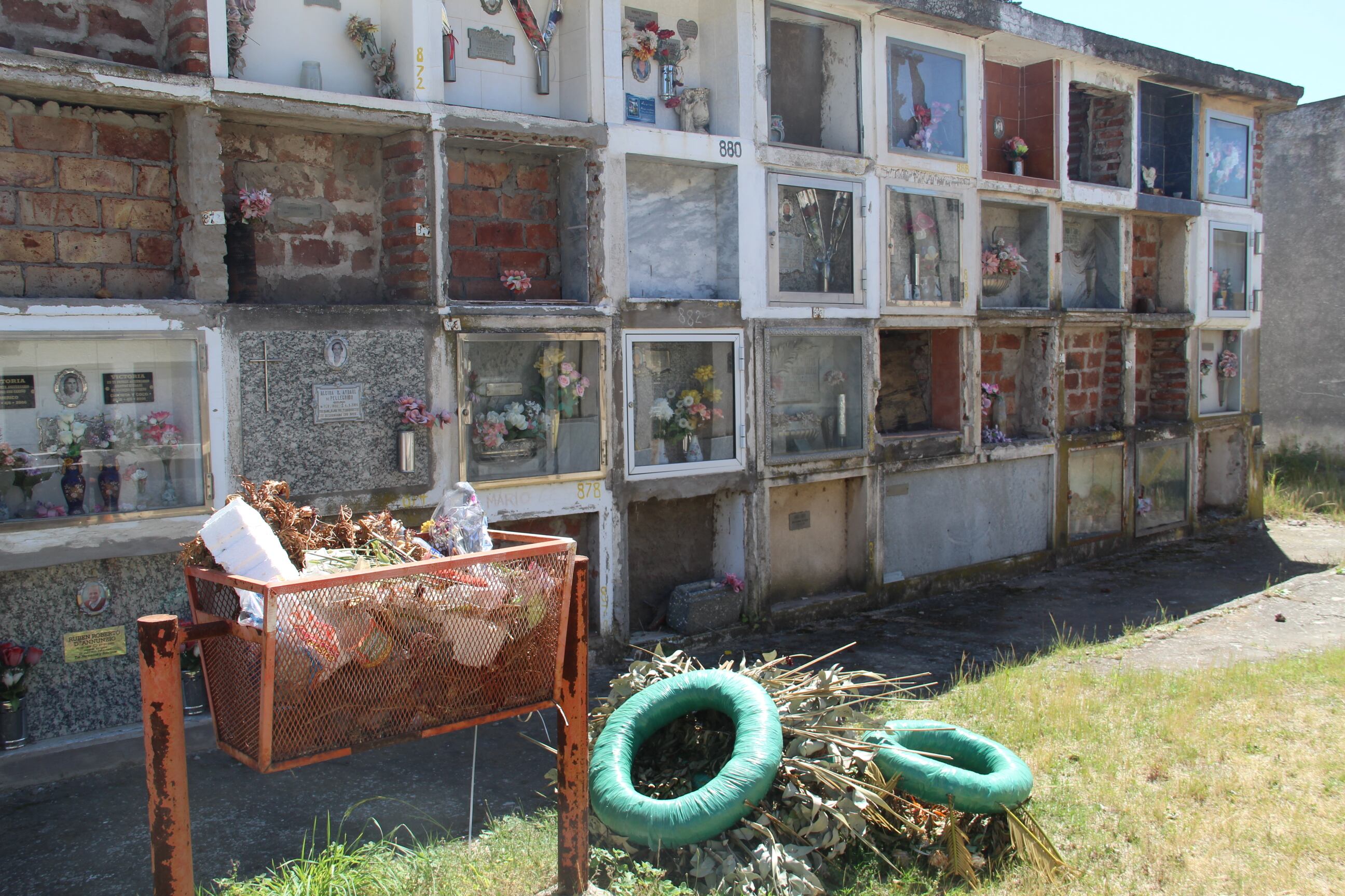 Basura en cestos y fuera de ellos se acumula en todo el cementerio.