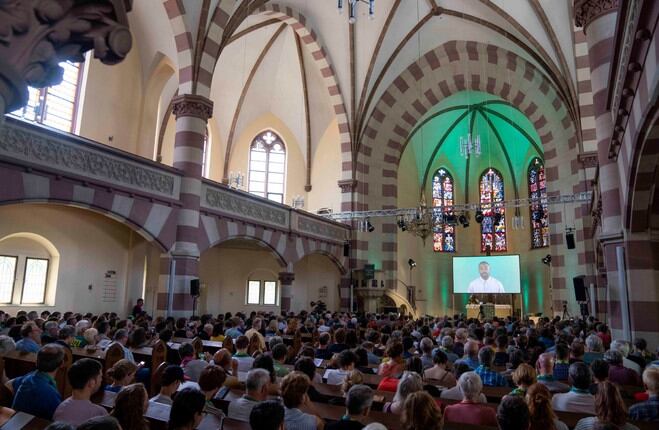 La IA dialogó con los presentes sobre dejar ir el pasado y pensar en el presente, el temor a la muerte y la confianza en Dios. Foto: Gentileza Redes