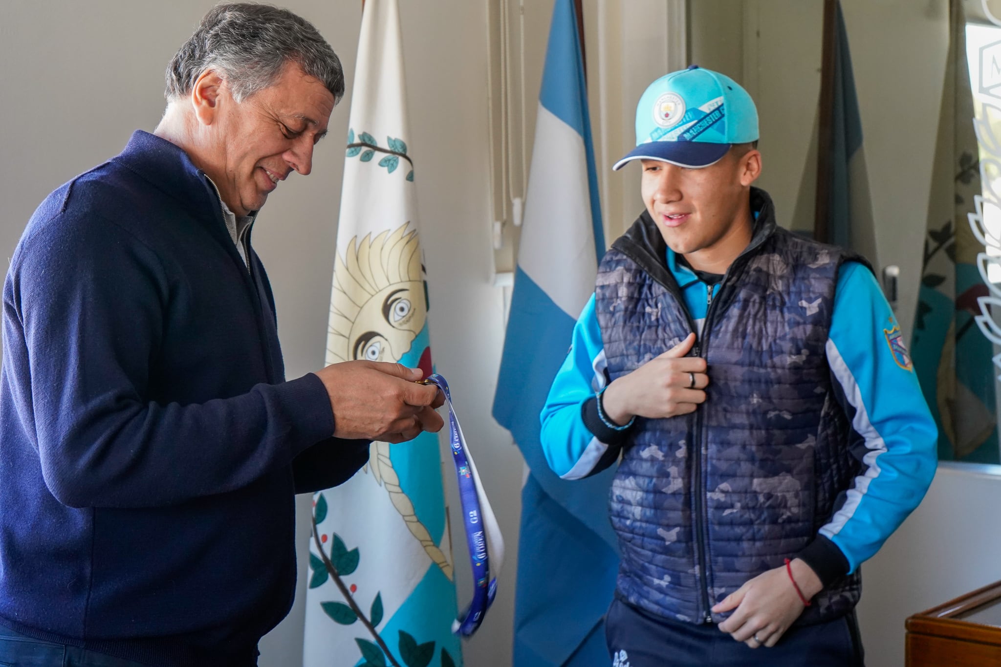 Alejo Santibáñez recibe la medalla otorgada por Daniel Orozco, intendente de Las Heras.