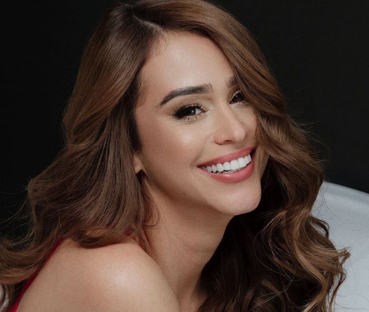 Yanet García se lució con mínima ropa interior roja en una producción de fotos infartante
