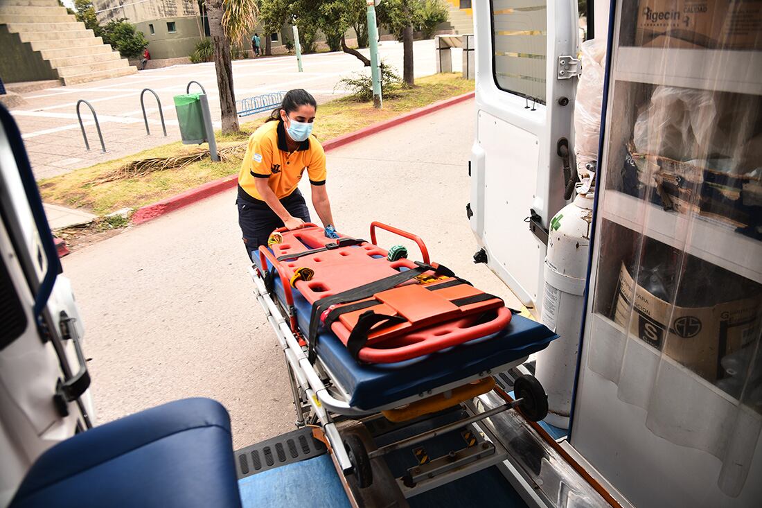 Una unidad del 107 trasladó al joven al Hospital de Urgencias. 