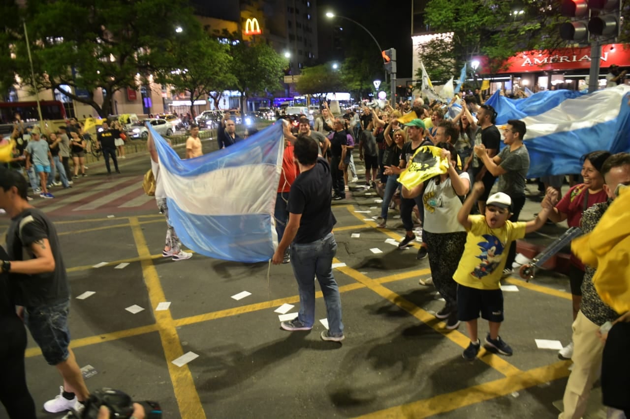 Milei presidente, los festejos en el Patio Olmos, en Córdoba capital. (Javier Ferreyra / La Voz)