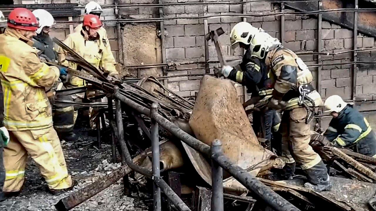 Aún se trabaja en las labores de rescate de cuerpos entre los escombros.