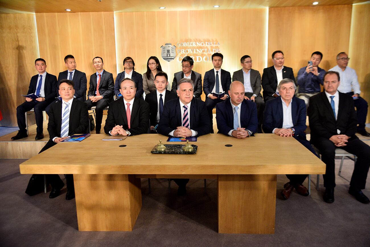 Wei Wang, embajador de la República Popular de China en Argentina, junto al gobernador Martín Llaryora. (Pedro Castillo / La Voz)