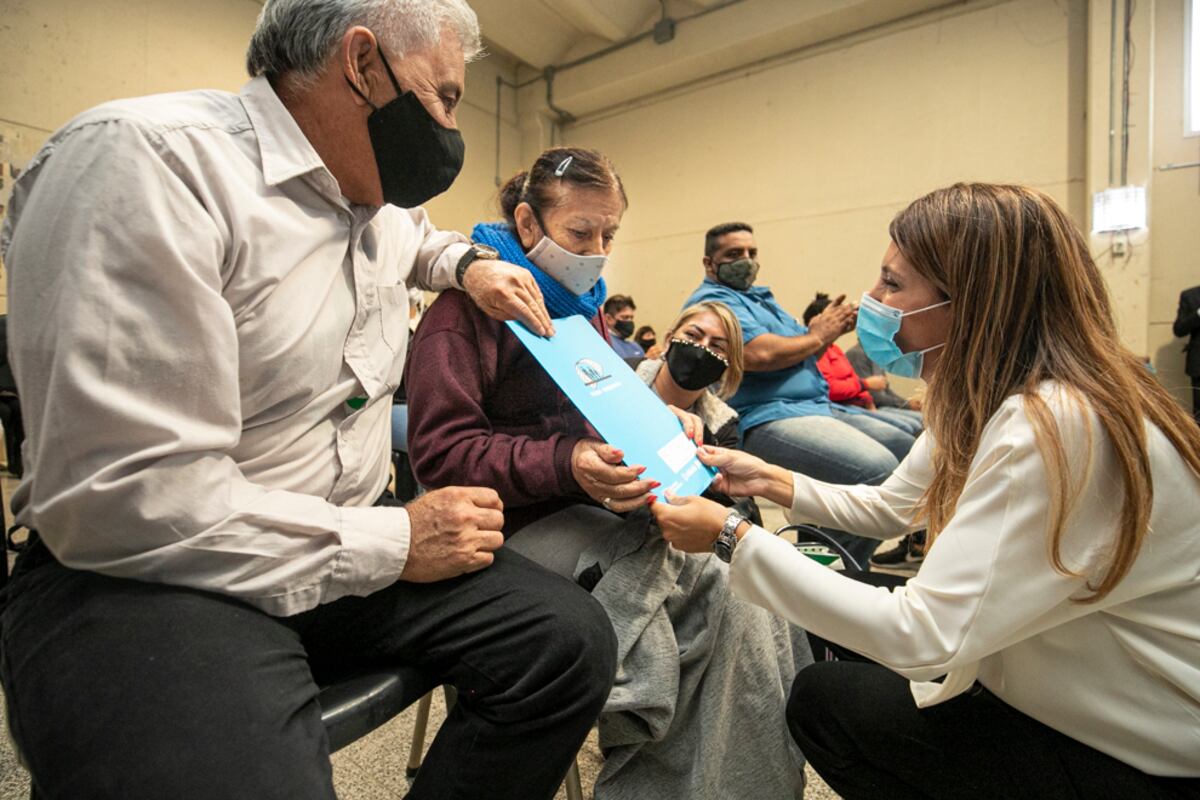 La Provincia entregó más de 100 escrituras gratuitas en barrio Los Boulevares Anexo