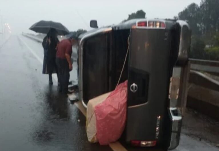 Accidente vial en Candelaria: despistó y volcó con su camioneta.