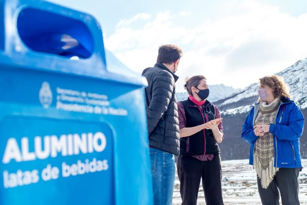 Se entregaron campanas para reciclado de residuos en los centros invernales