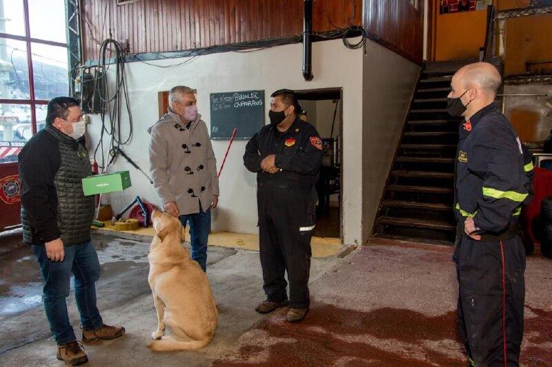 El secretario de Gobierno, Pablo García junto al concejal Gabriel De La Vega, efectuaron una visita a los Bomberos Voluntarios de Ushuaia