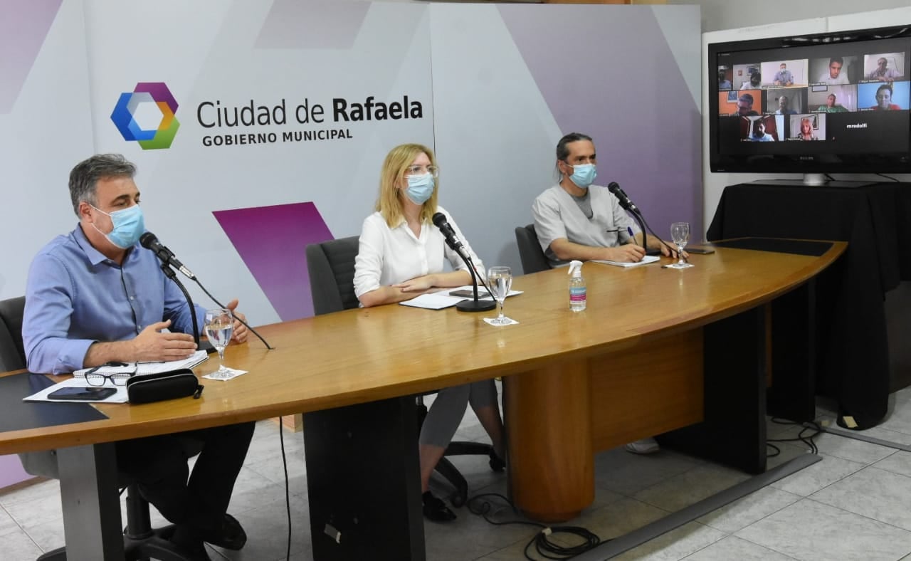 Videoconferencia entre el intendente Luis Castellano, la Jefa de Gabinete Amalia Gallantti y el subsecretario de Salud, Martín Racca con los concejales, en donde se decidió desarmar los centros de aislamiento