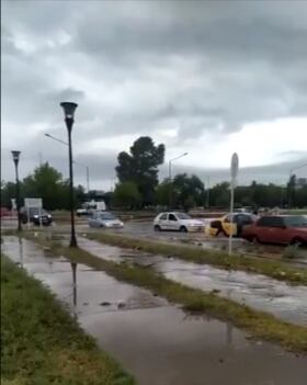 La cantidad de agua en pocos minutos se acúmulo en las calles y generó inconvenientes en el tráfico e incluso en muchos vehículos.