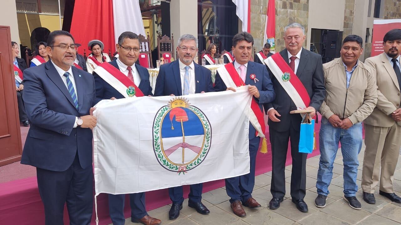 Como testimonio de hermandad con el pueblo tarijeño, el diputado provincial Fabián Tejerina entregó a las autoridades bolivianas una Bandera de la Libertad Civil, la enseña que legara el general Belgrano a Jujuy.