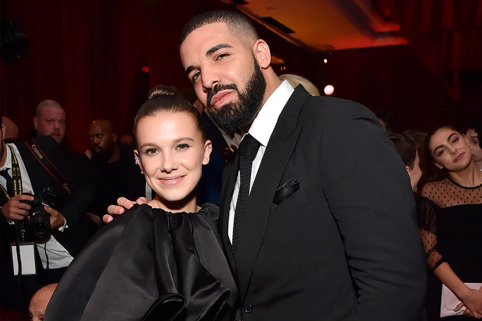 Millie Bobbie Brown junto a Drake.