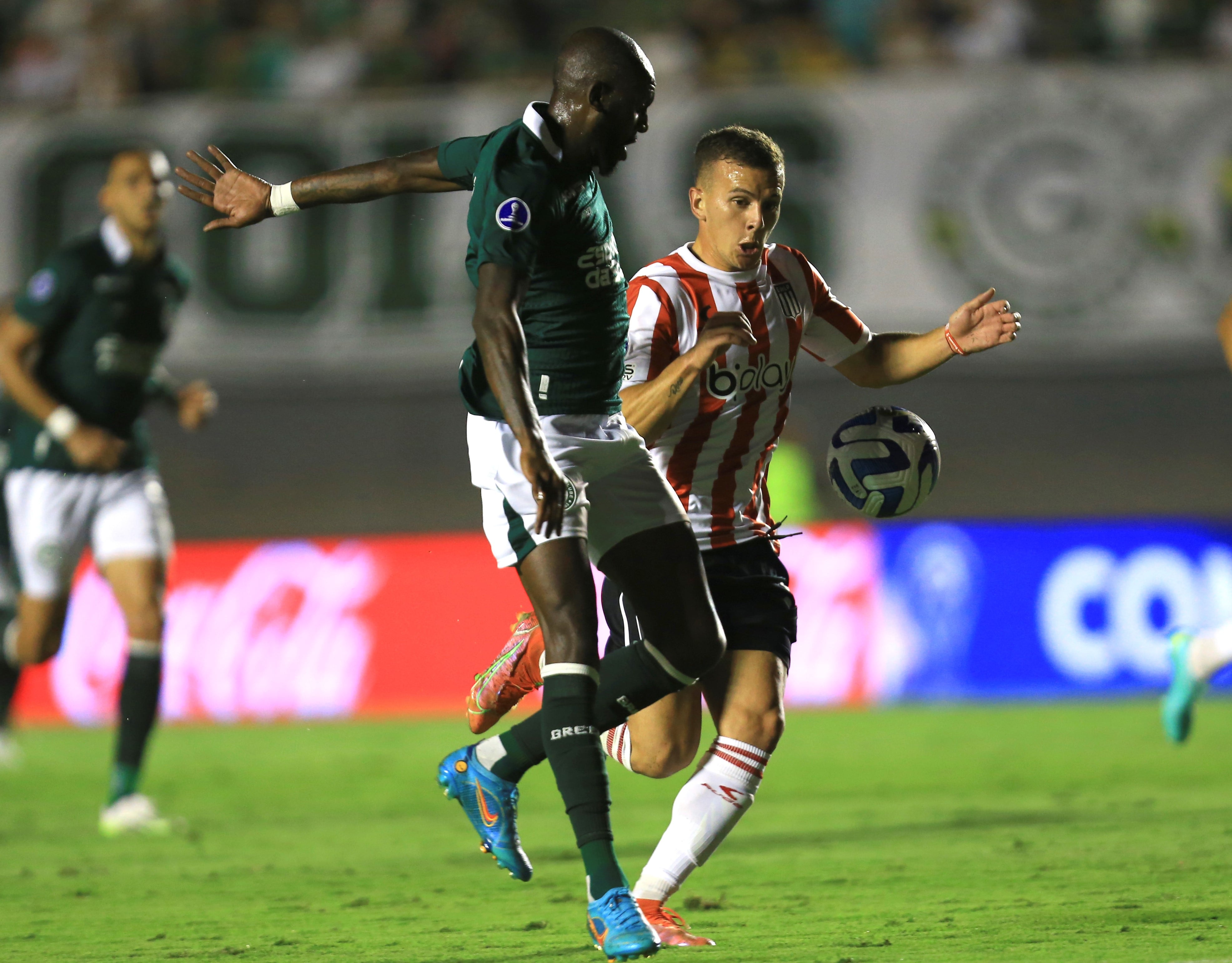 Gastón Benedetti marcó el primer gol de Estudiantes de La Plata en Brasil en el partido de vuelta de los octavos de final de la Copa Sudamericana. (AP)