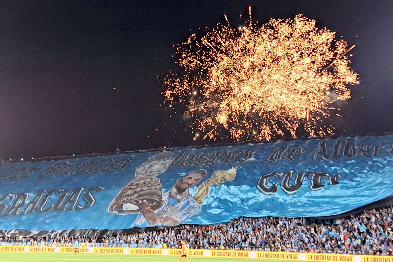 Cristian Romero representado en la imponente bandera que desplegó la hinchada de Belgrano en el Gigante de Alberdi, ante Instituto. (Nicolás Bravo / La Voz)