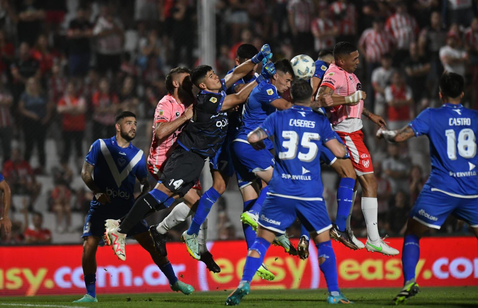 Instituto enfrentó a Vélez por la Copa de la Liga Profesional 2023. Fue en el estadio Monumental de Alta Córdoba. (Facundo Luque / La Voz)