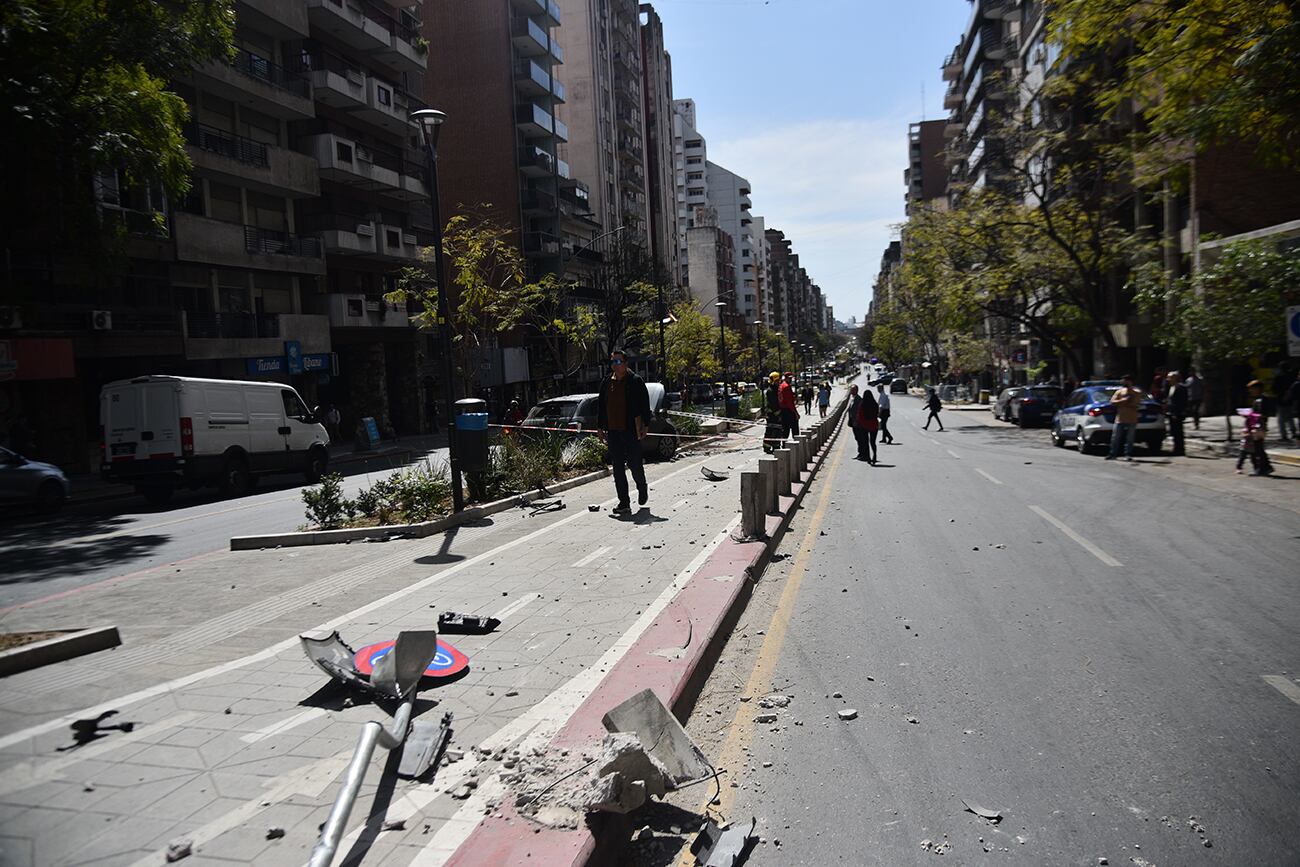 Terror en el centro de Córdoba por un auto que arrolló a peatones, motos y otros vehículo. (Pedro Castillo / La Voz)