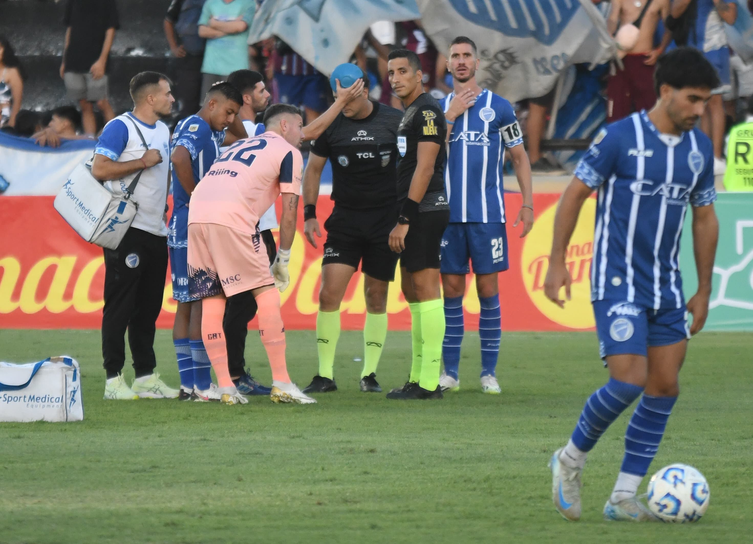 Agresión al juez de línea en el partido Godoy Cruz vs Talleres en la cancha de Mendoza.