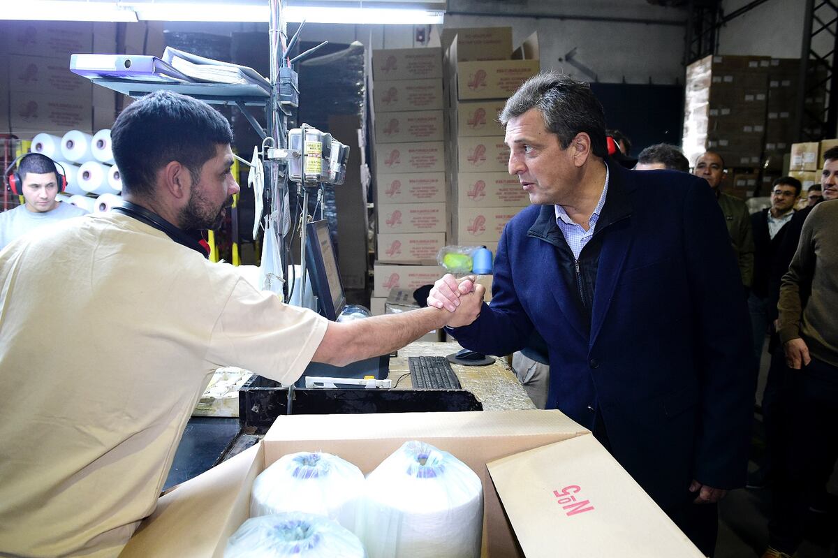 Sergio Massa llevó la campaña al terreno porteño: visitó una fábrica en Villa Soldati